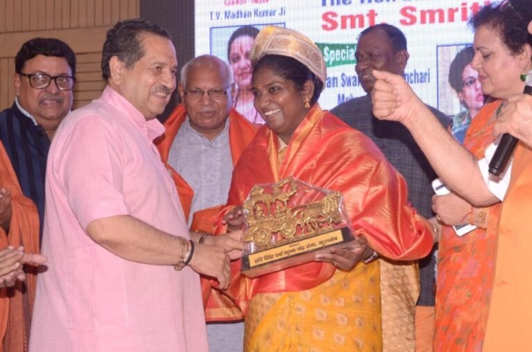 Rajalaxmi manda recieve award on AMA